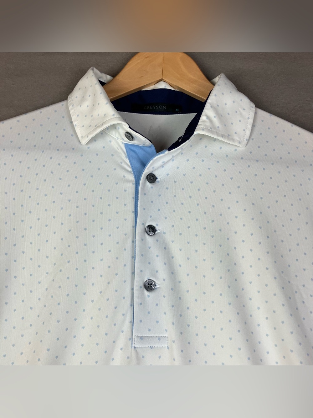 Greyson Men’s Size M Golf Polo Shirt Short Sleeve White Wolf Logo Pattern. In go